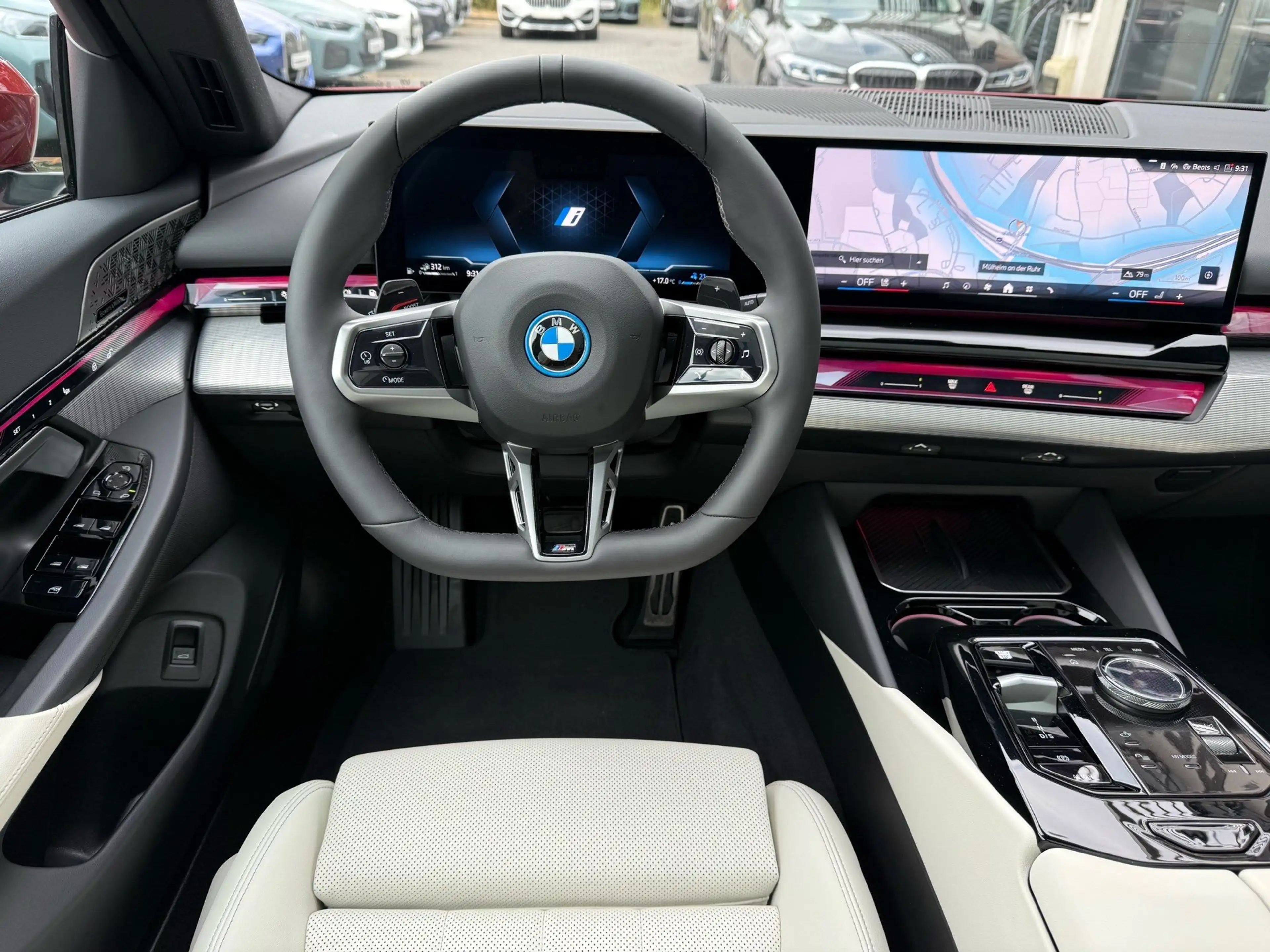 BMW 550 e xDrive Touring M Sport //Stop&Go B&W Pano — photo 10