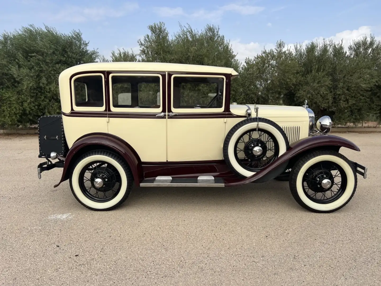 Ford Model A Victoria Galben - 1