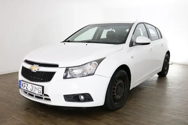 Chevrolet Cruze view 5