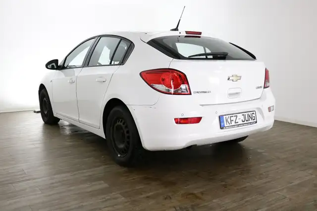 Chevrolet Cruze view 8