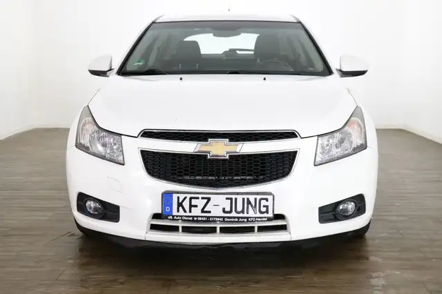Chevrolet Cruze view 3