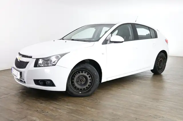 Chevrolet Cruze view 2