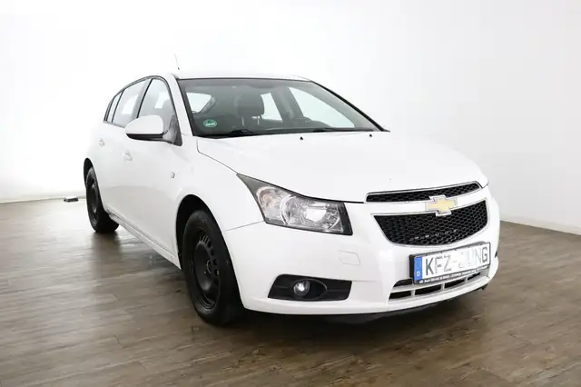 Chevrolet Cruze view 4