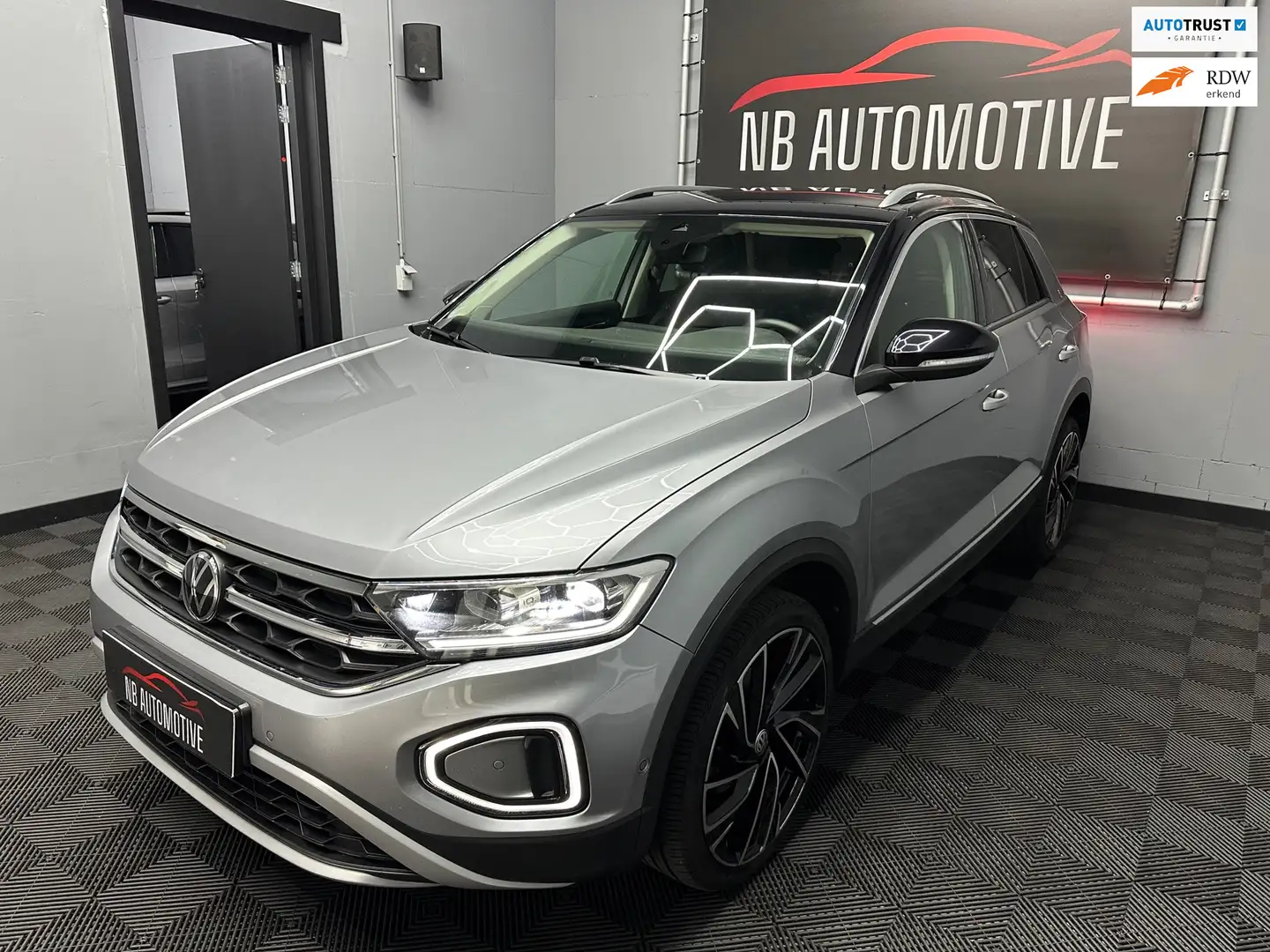 Volkswagen T-Roc 1.5 TSI Life Grijs - 1