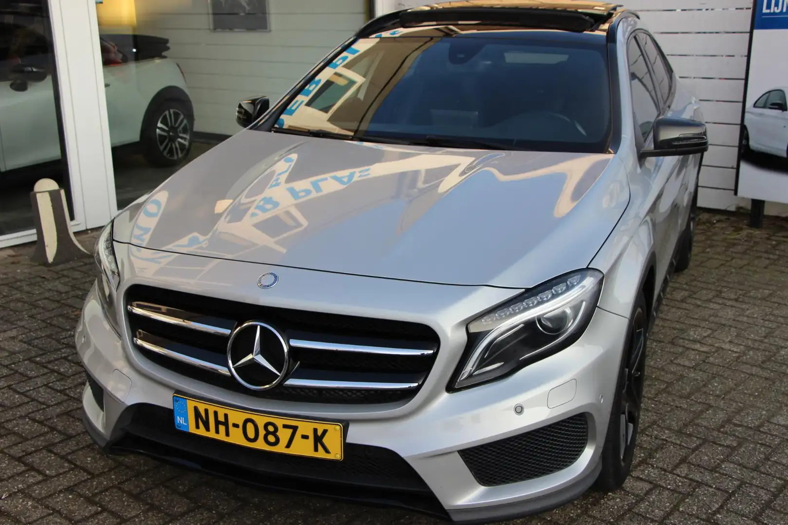 Mercedes-Benz GLA 180 Ambition AMG Line Grau - 2