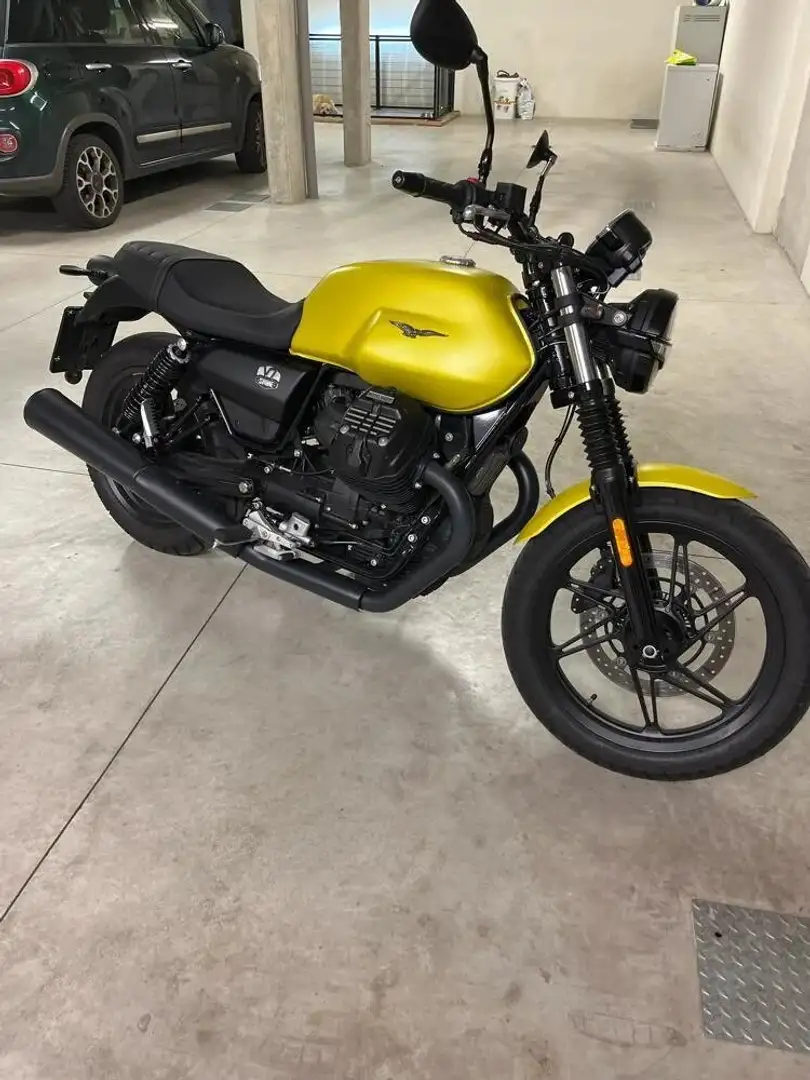 Moto Guzzi V 7 Jaune - 1