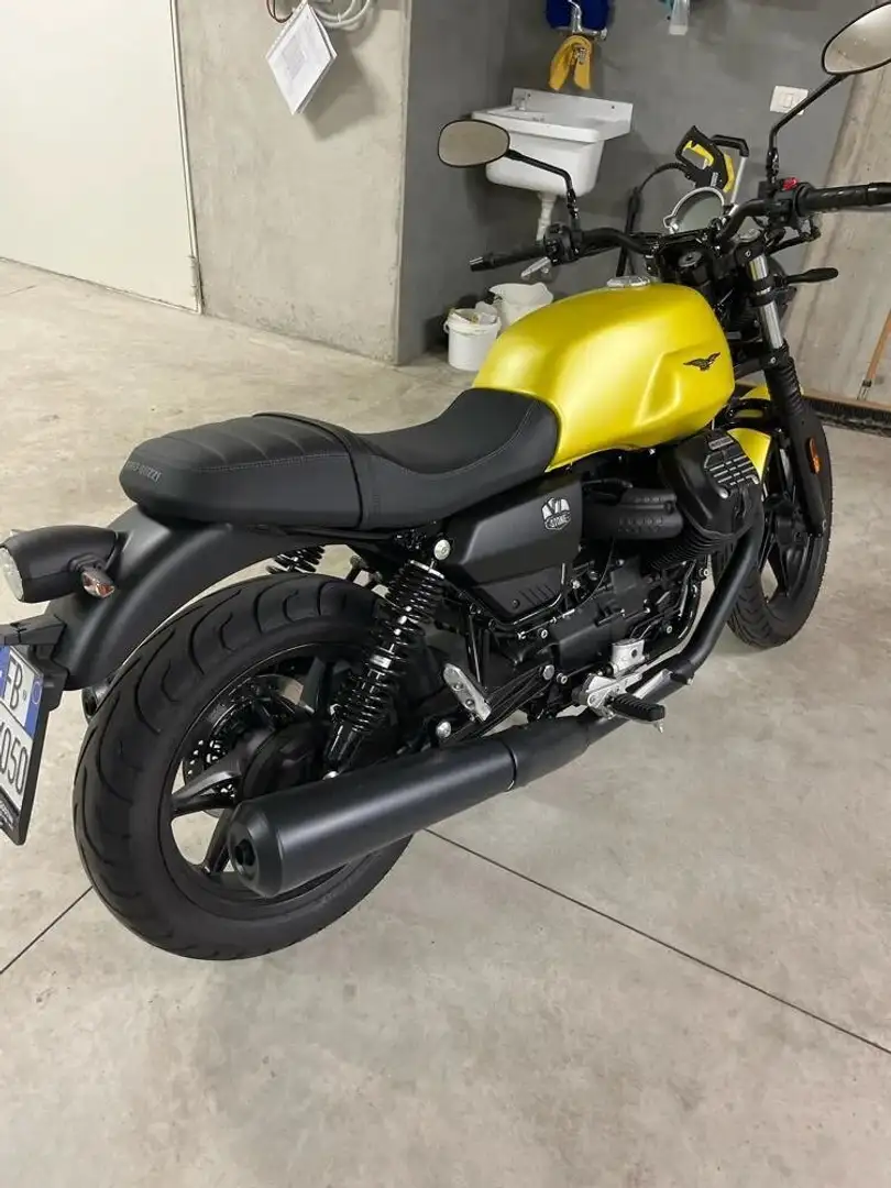 Moto Guzzi V 7 Jaune - 2