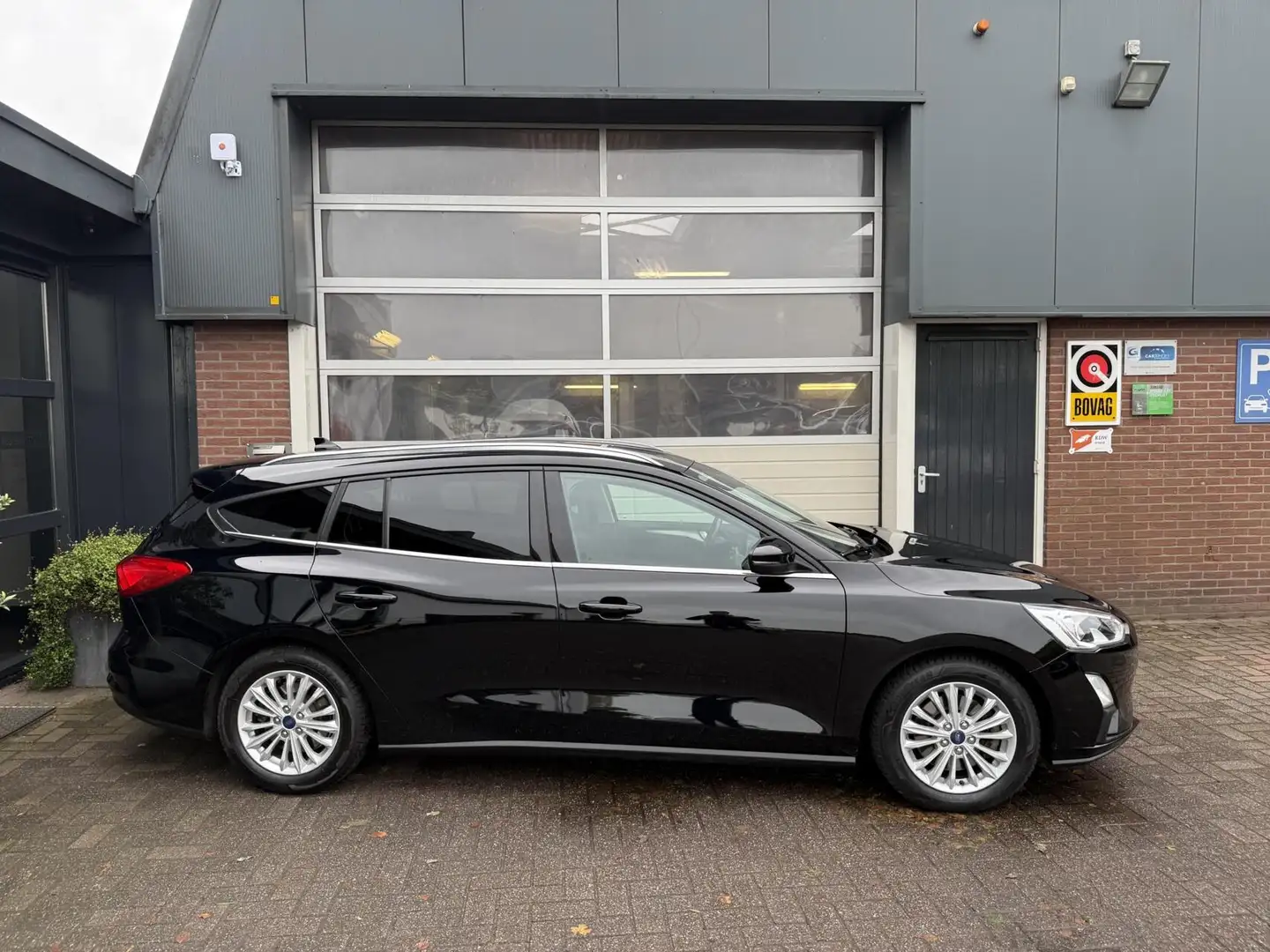 Ford Focus Wagon 1.0 EcoB.Titanium Bus. TH/CARPLAY *ALL-IN PR Zwart - 2