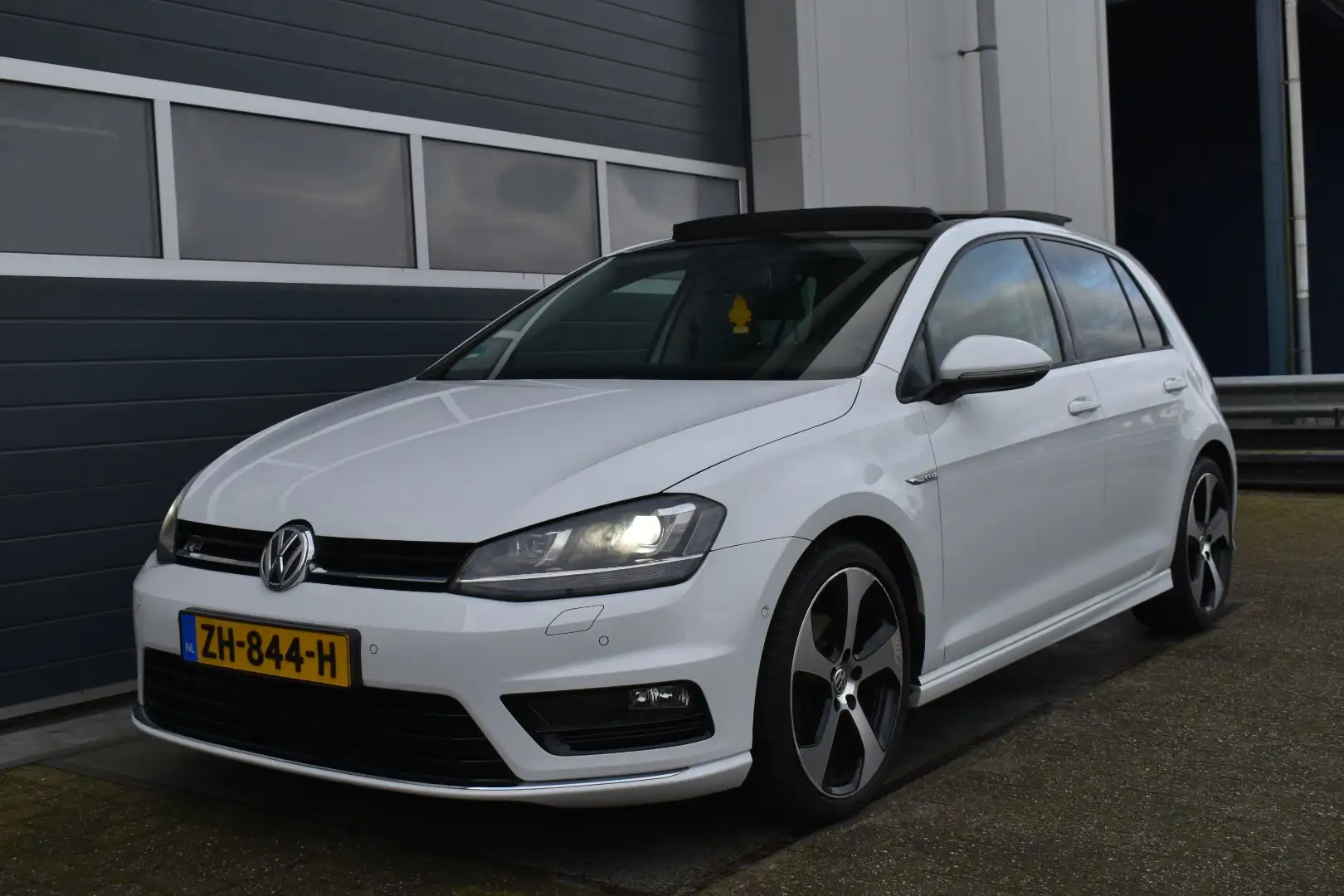 Volkswagen Golf 1.4 TSI Highline R-line Wit - 1