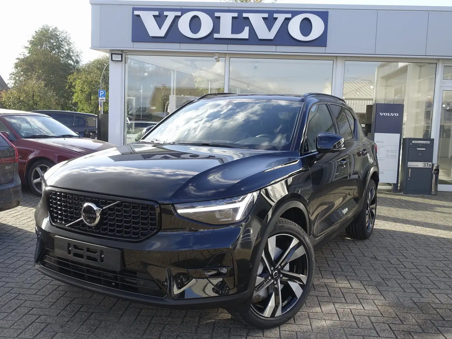 Volvo XC40 B4 Mild Hybrid Benzin Plus Dark/360°/Pano Schwarz - 1
