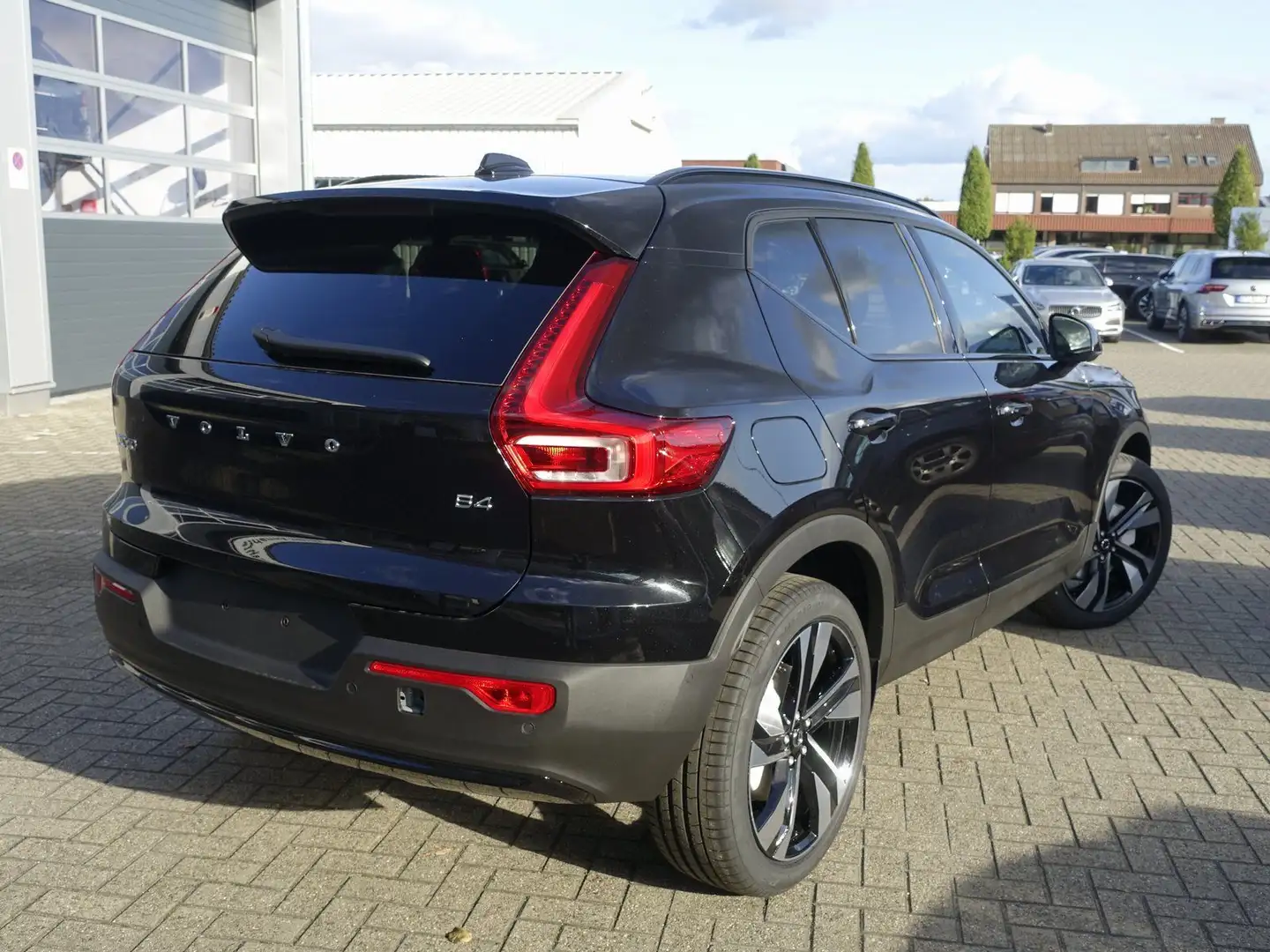 Volvo XC40 B4 Mild Hybrid Benzin Plus Dark/360°/Pano Schwarz - 2