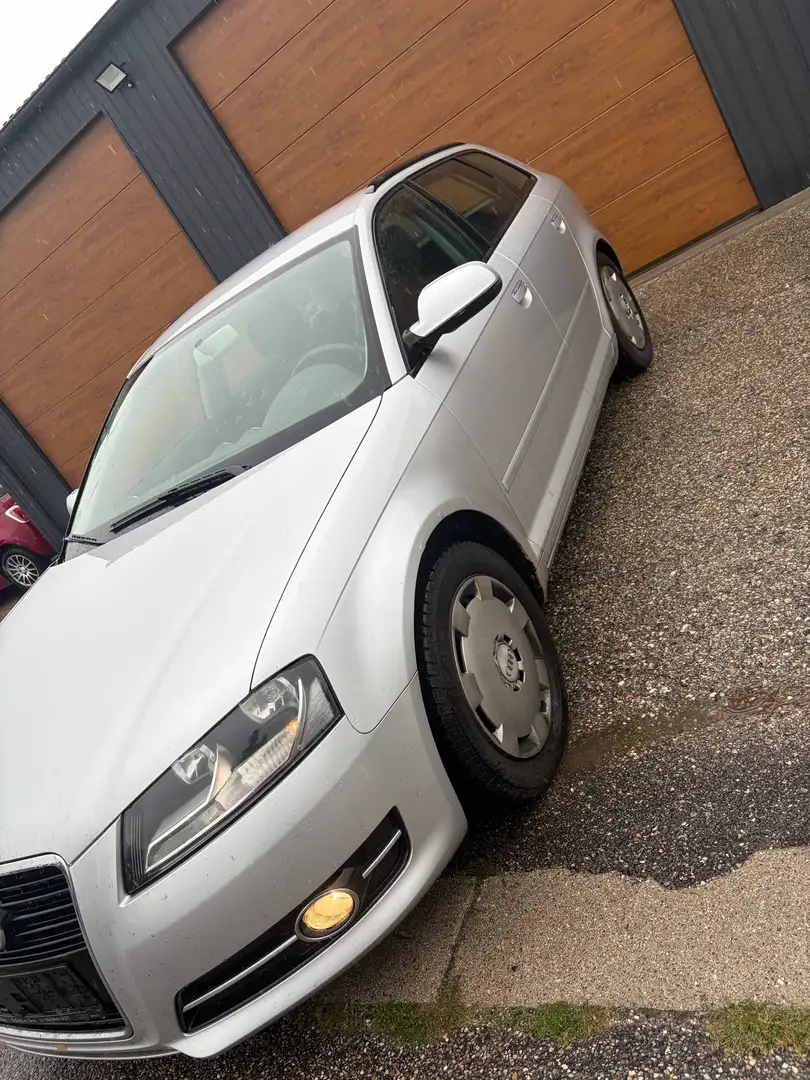 Audi A3 SB Ambiente 1,6 TDI DPF Grau - 2