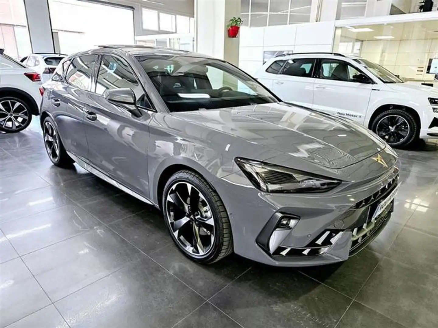 CUPRA Leon 1.5 eTSI 110 DSG Gris - 2