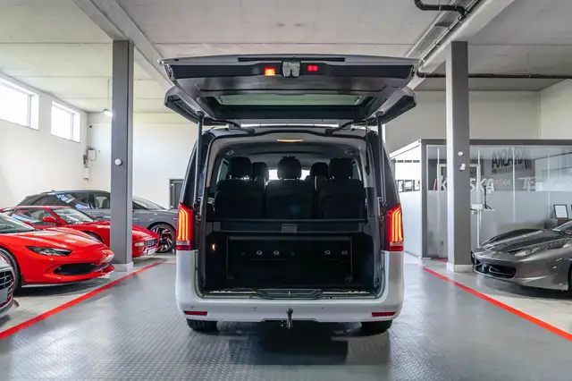 Mercedes-Benz V-Class view 9