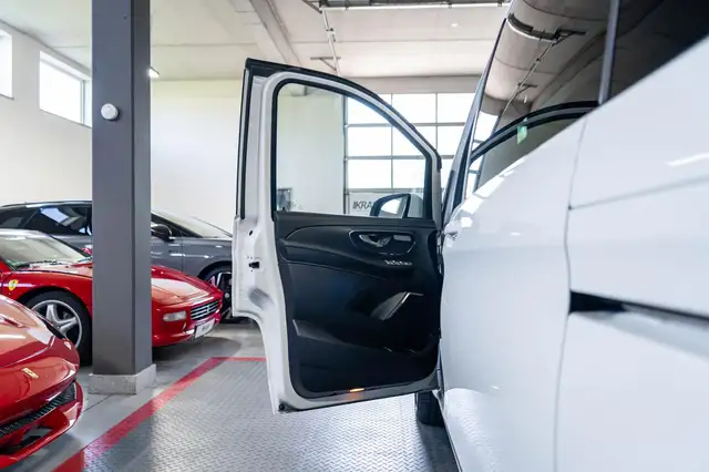 Mercedes-Benz V-Class view 11