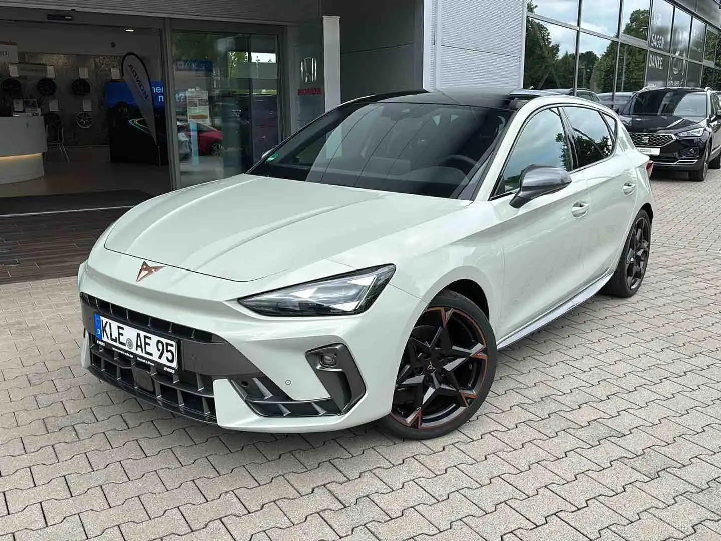CUPRA Leon 1.5 eTSI DSG NAVI SENHEISER PANORAMA Beige - 2