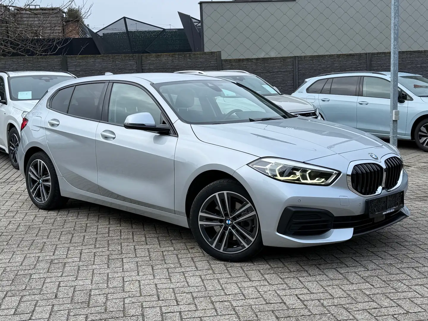 BMW 118 4/5 Deurs "Navigatie/LED/Trekhaak/Apple Carplay" Plateado - 2