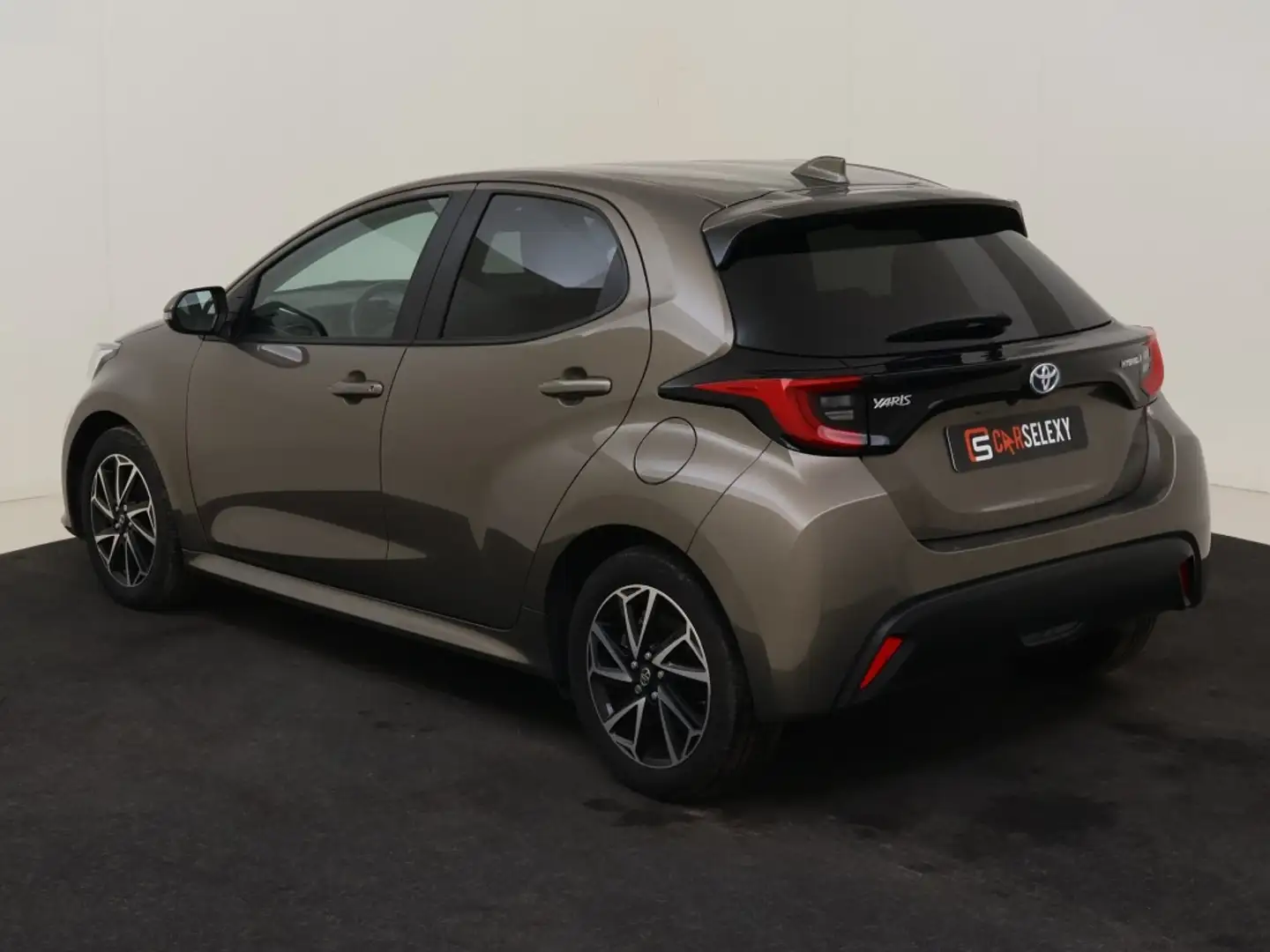 Toyota Yaris 1.5 Hybride Dynamic Slim, zuinig en helemaal van n Brun - 2