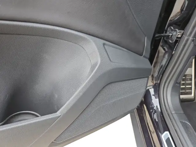 Volkswagen T-Roc view 11
