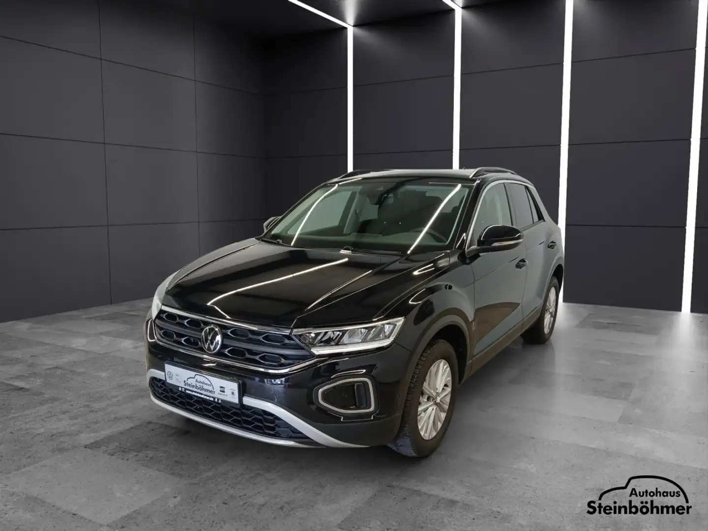 Volkswagen T-Roc Life 1.5TSI DSG LED NAV AppCon SHZ ParkAsiss Zwart - 1