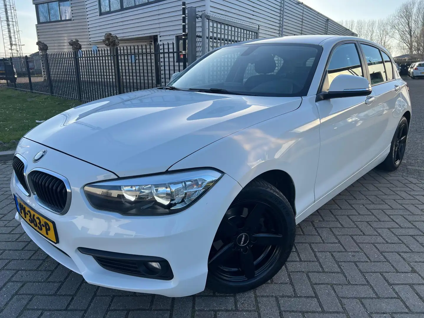 BMW 116 1-serie 116i Essential 2015 PDC Cruise Wit Stoelve Wit - 2