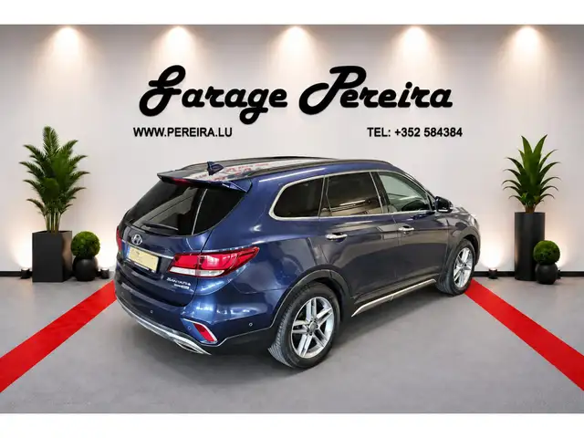 Hyundai Grand Santa Fe view 2