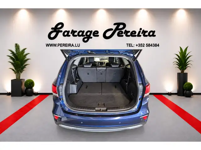 Hyundai Grand Santa Fe view 4