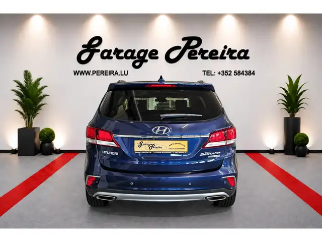 Hyundai Grand Santa Fe view 3