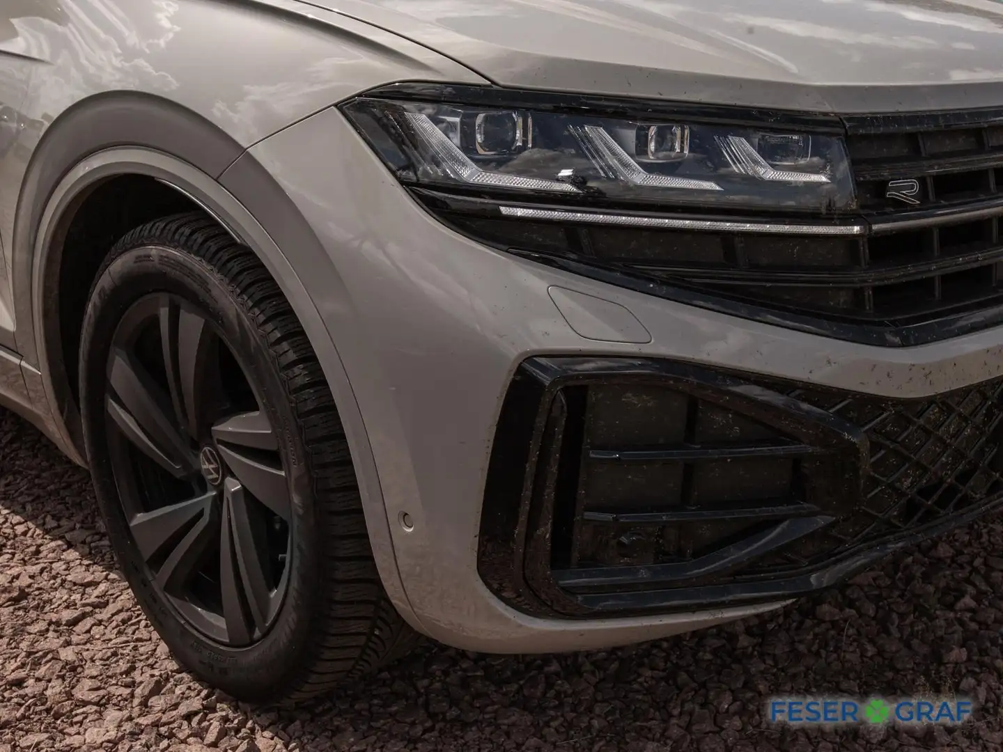 Volkswagen Touareg 3.0 TDI R-Line DSG/Matrix/Standhzg/Pano/AHK/Allrad Beige - 2