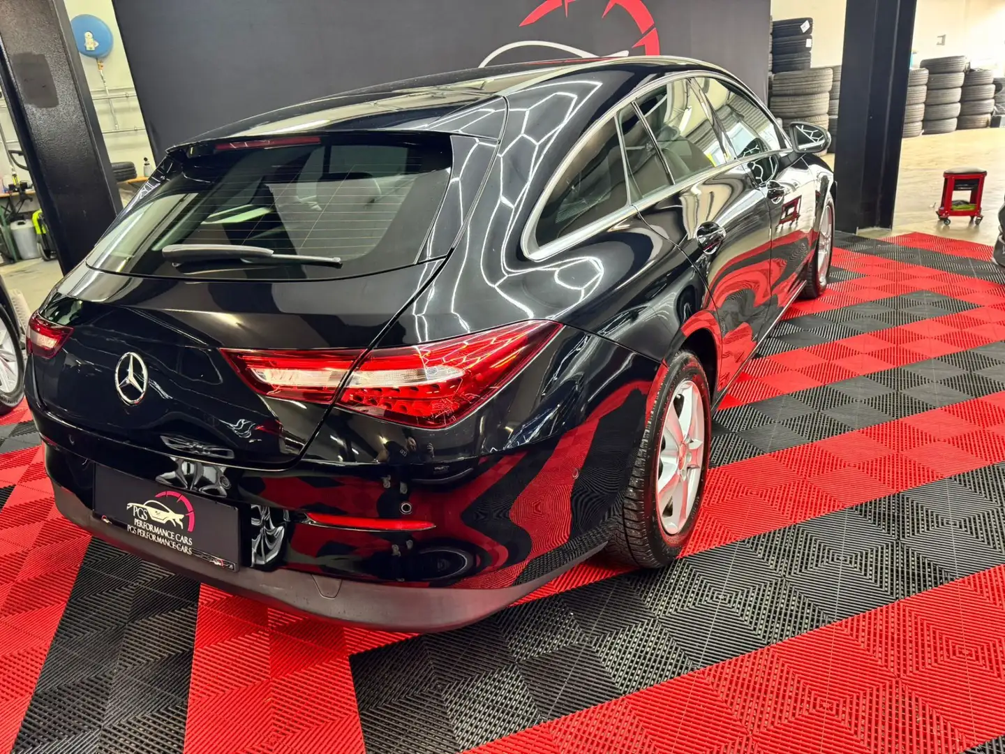 Mercedes-Benz CLA 180 d Shooting Brake Schwarz - 2
