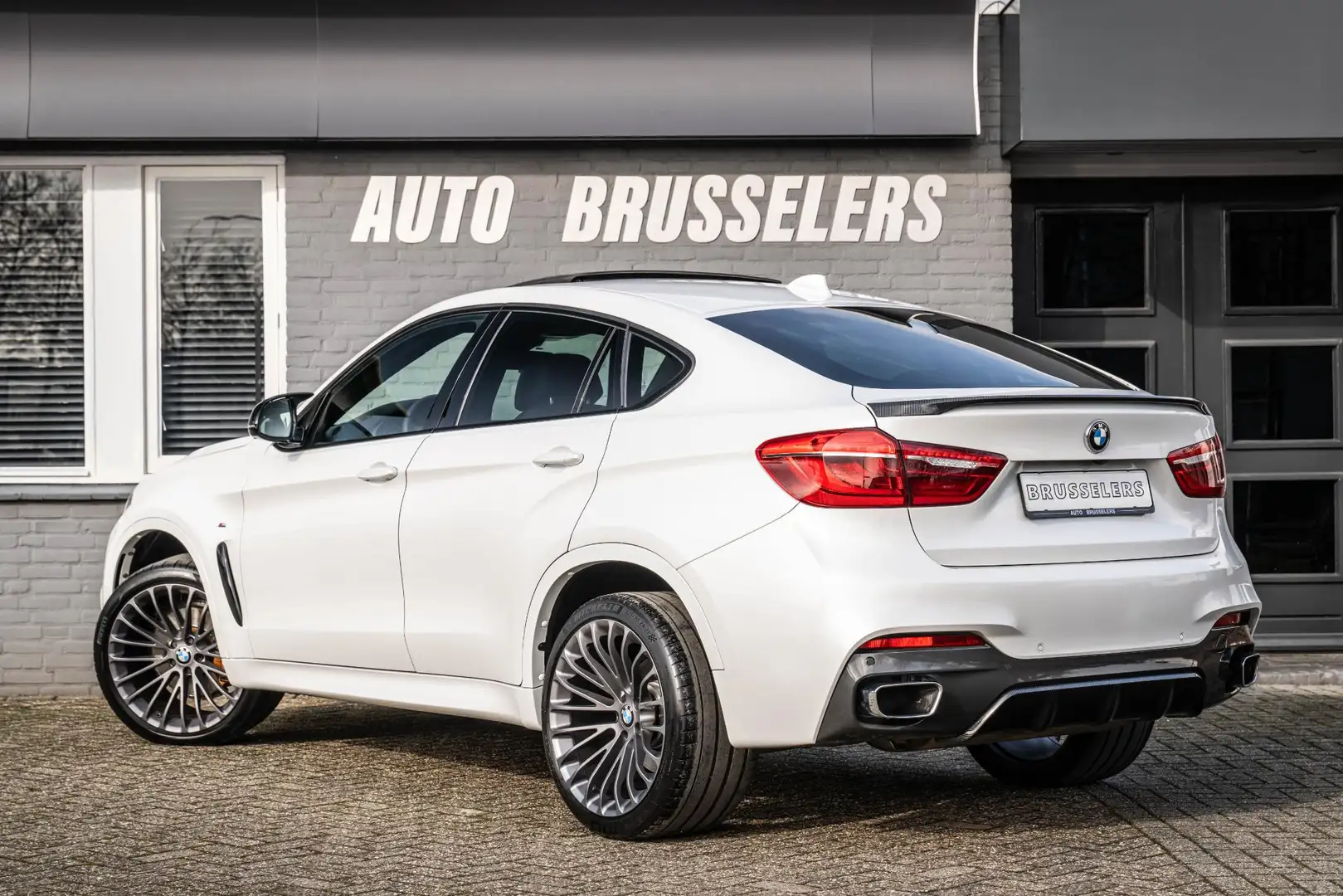 BMW X6 xDrive35i High Executive M sport Pano 21"lm Carbon Bílá - 2