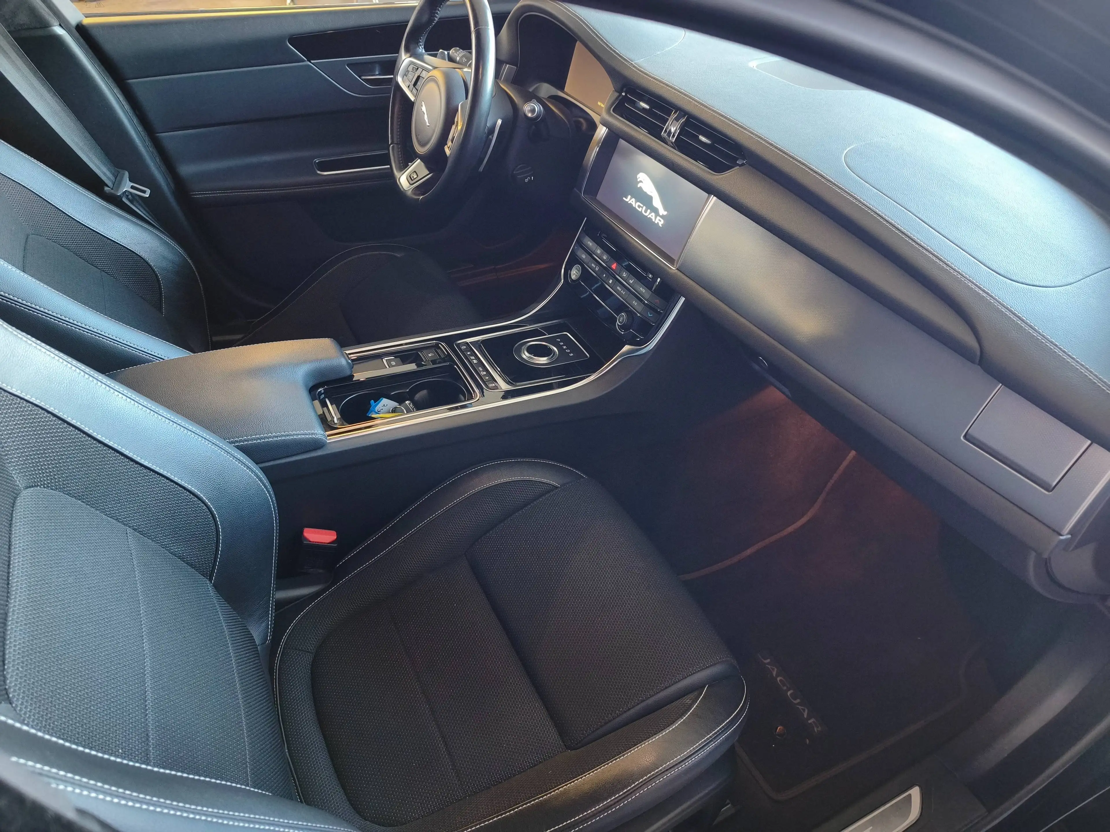 Jaguar XF XF 25d AWD Sportbrake  Aut. R-Sport — photo 11