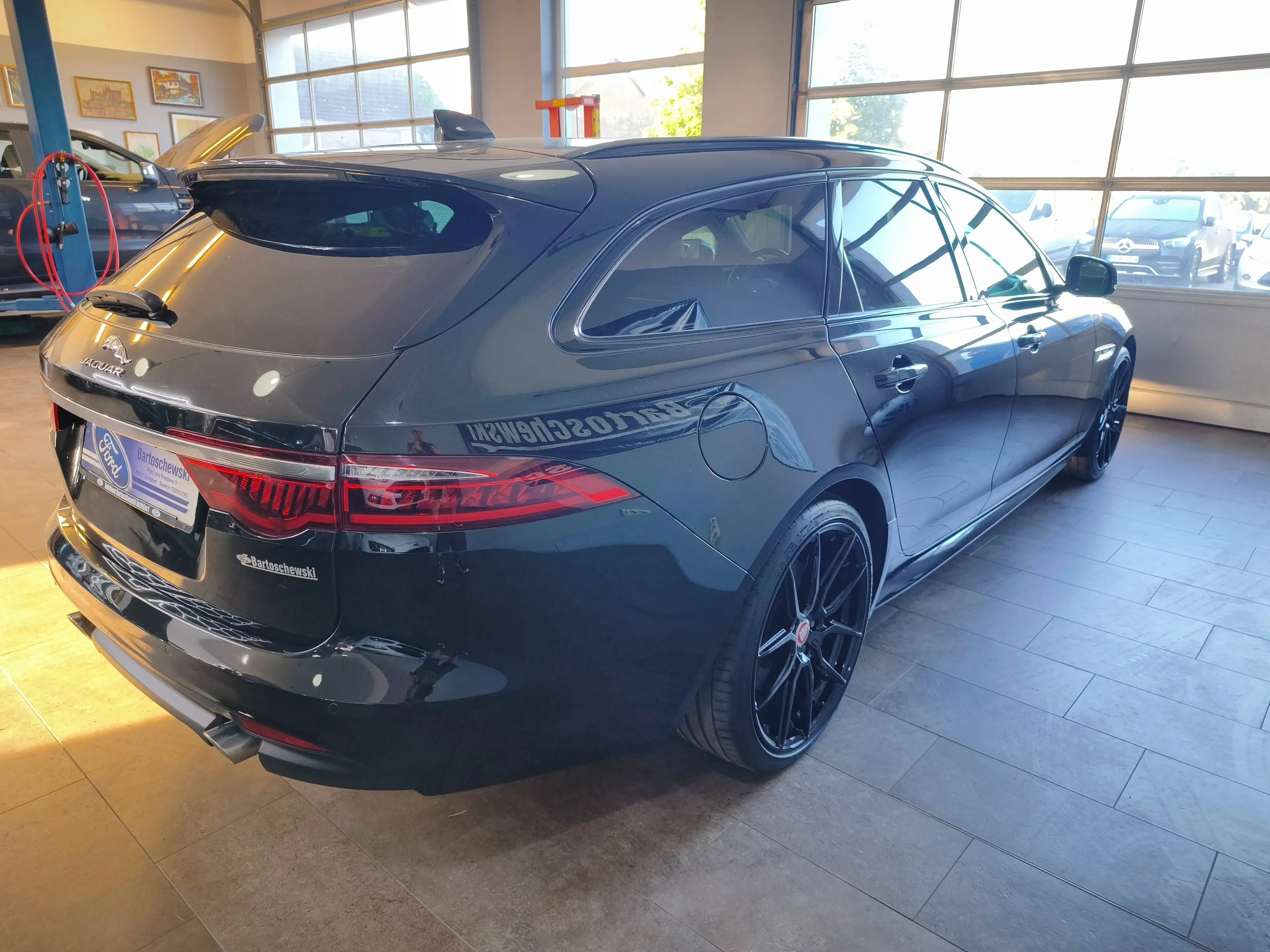 Jaguar XF XF 25d AWD Sportbrake  Aut. R-Sport — photo 4
