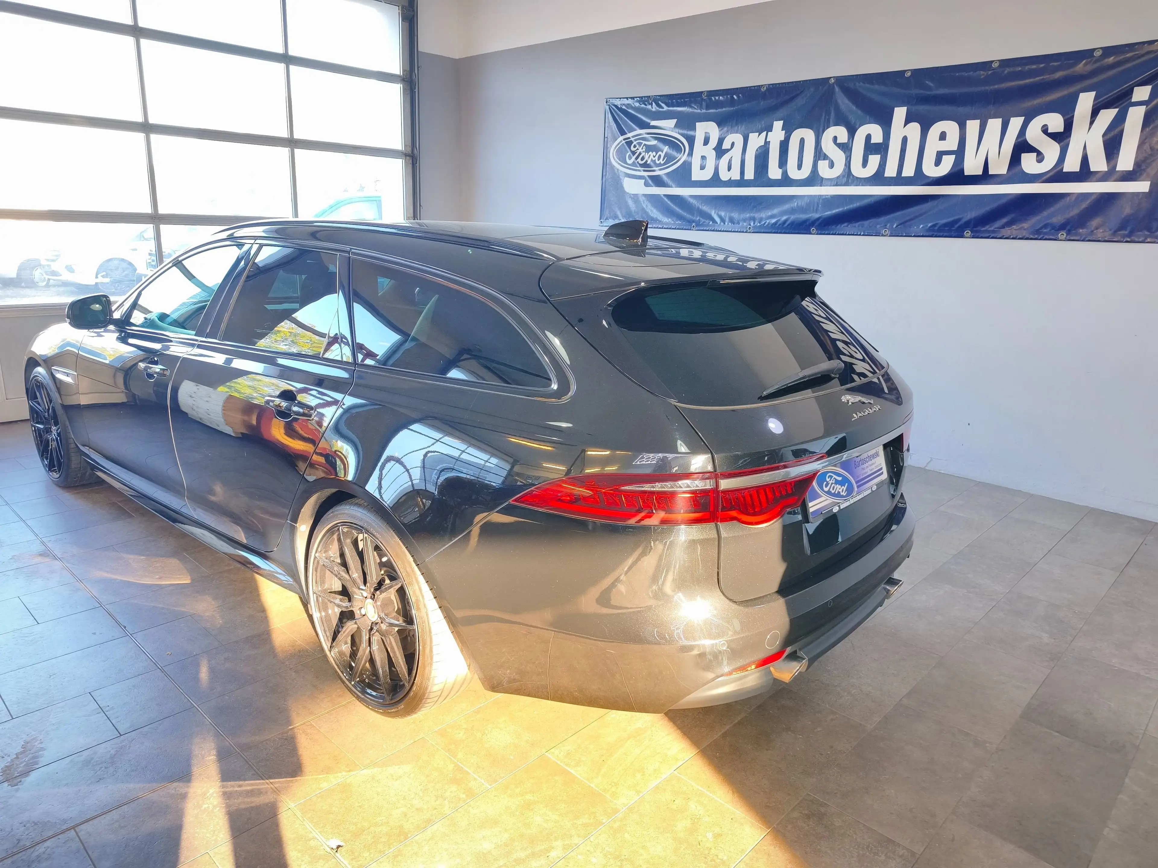 Jaguar XF XF 25d AWD Sportbrake  Aut. R-Sport — photo 2
