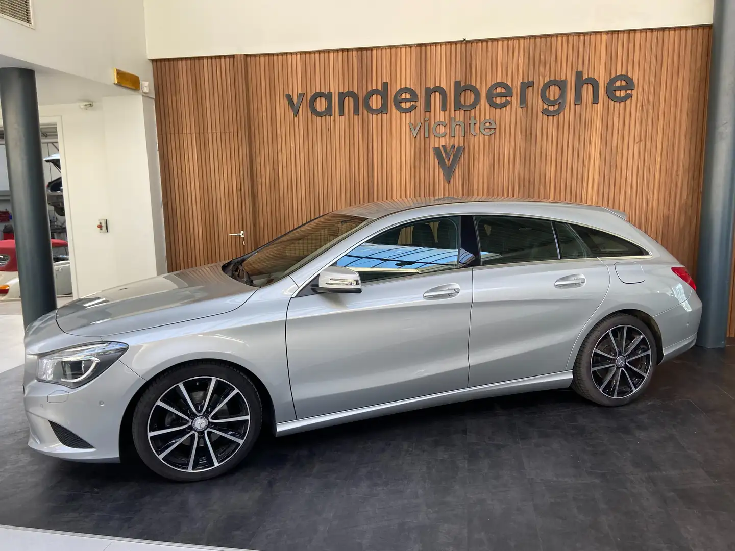Mercedes-Benz CLA 180 d BE Edition Zilver - 1