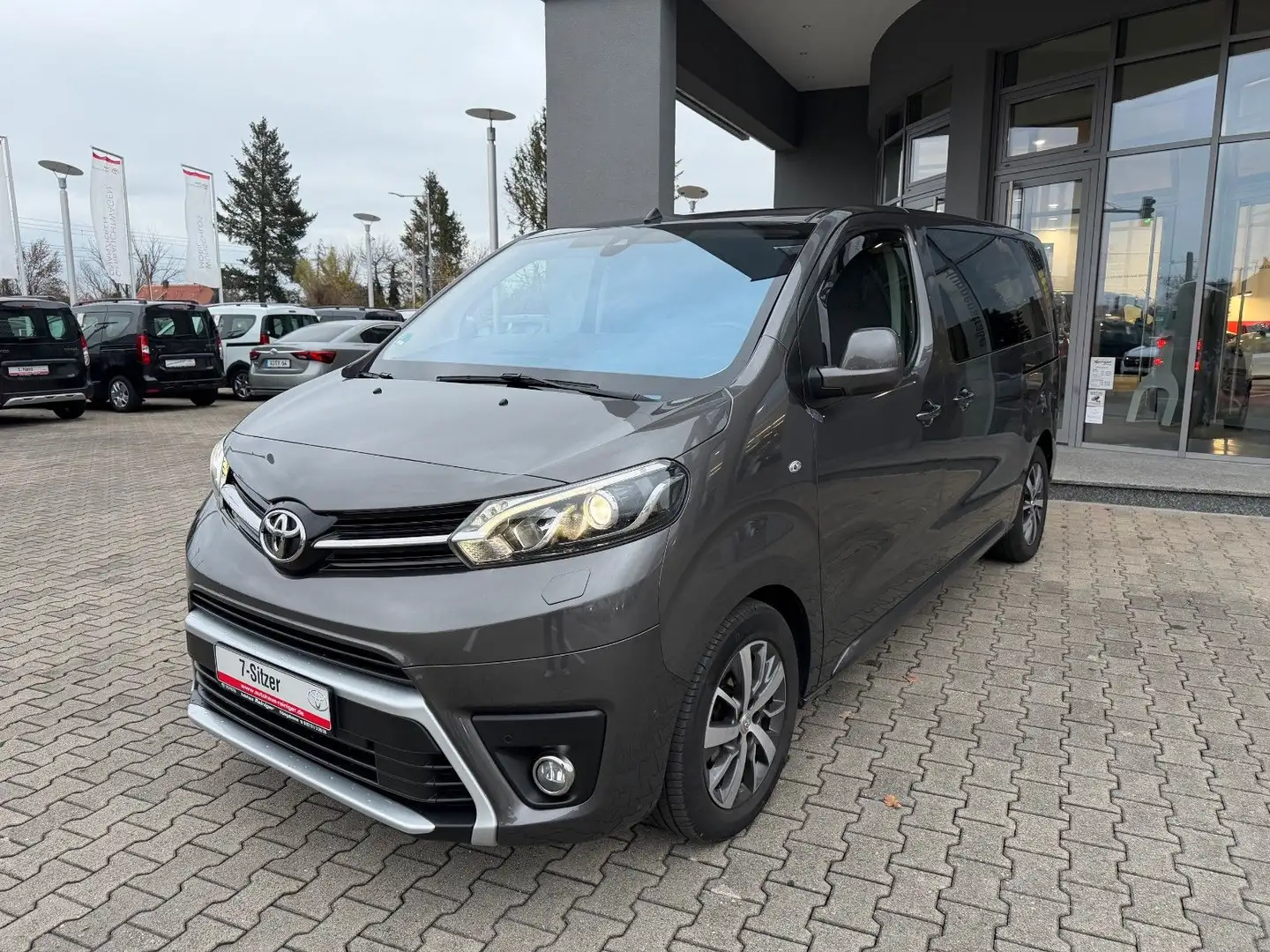 Toyota Proace Verso L1 Executive 7-Sitze*AHK,Standhzg* Grau - 1