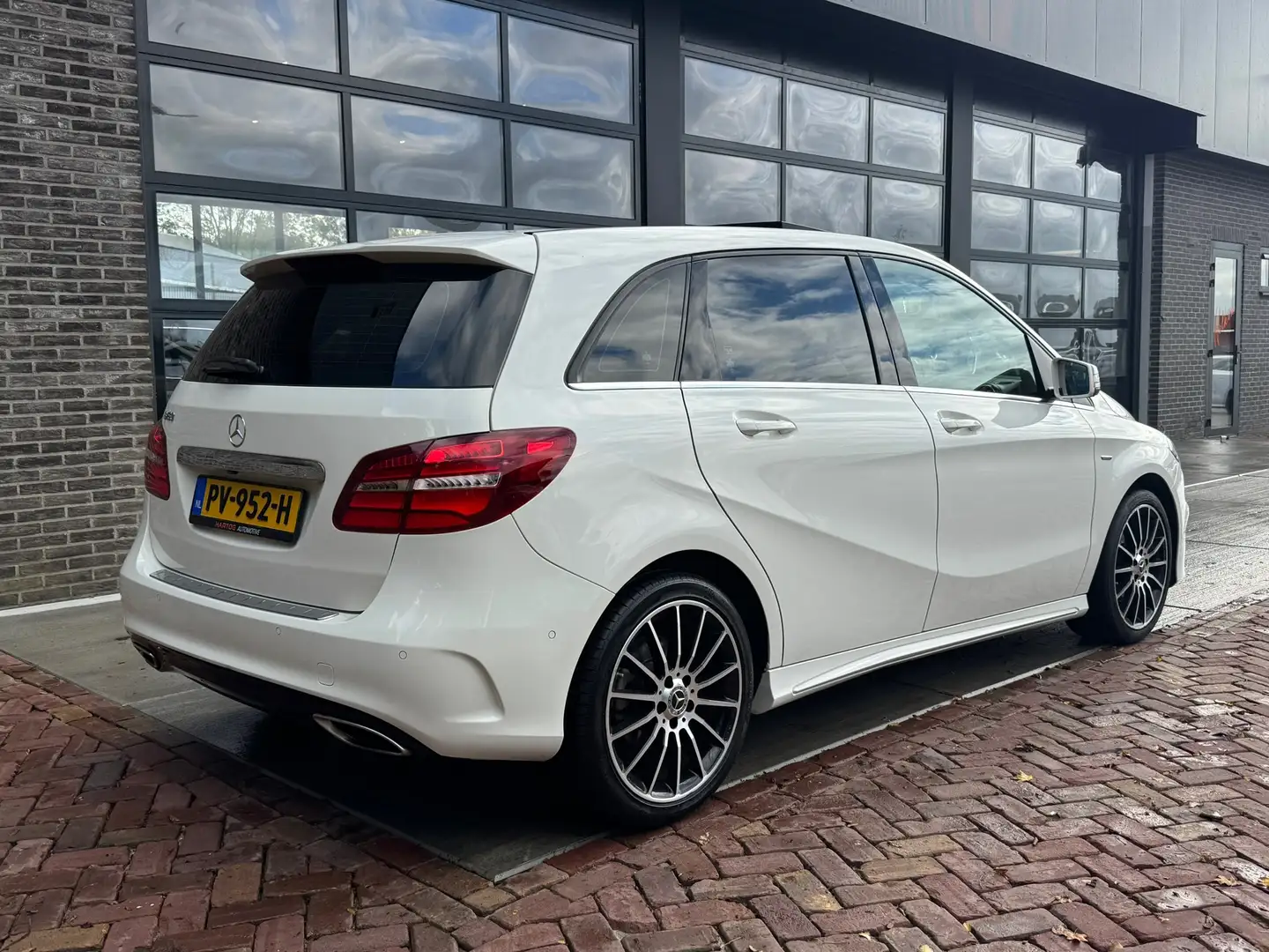 Mercedes-Benz B 180 Prestige | Autm | Pano | 1/2 Leer | Camera | Wit - 2