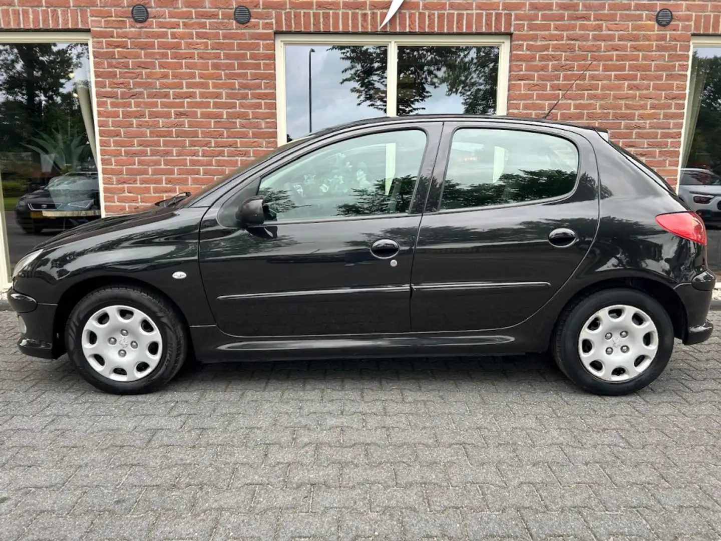Peugeot 206 1.4 Air-line 3 LANGE APK / RIJDT GOED / KOUDE AIRC Zwart - 2