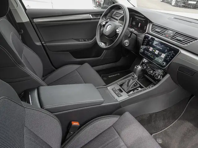 Skoda Superb view 8