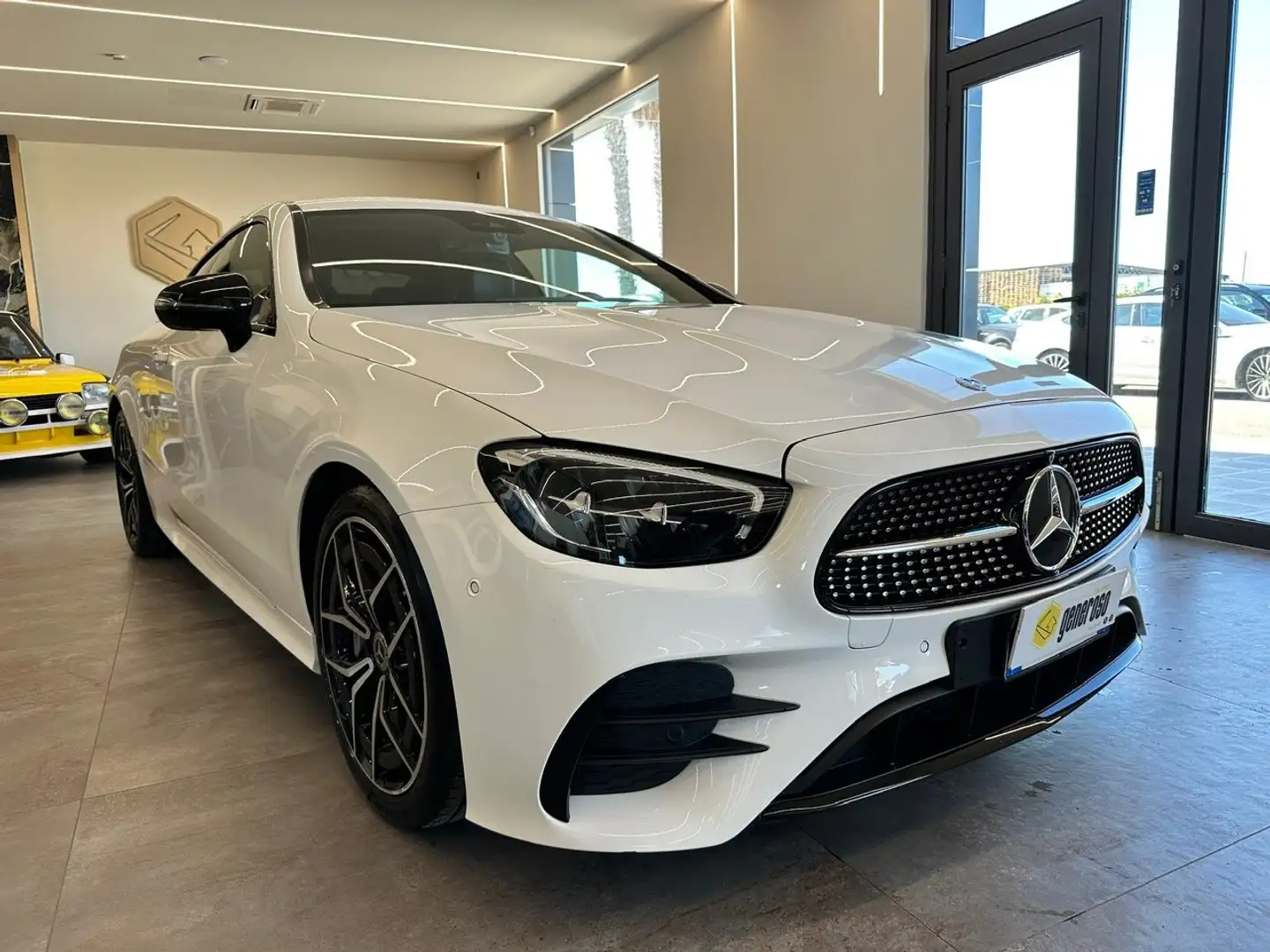 Mercedes-Benz E 350 Coupe mhev Premium Plus AMG Night Edition Weiß - 1