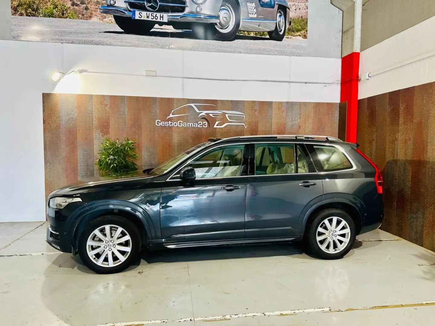 Volvo XC90 D5 Momentum 7pl. AWD 235 Aut. Grijs - 2