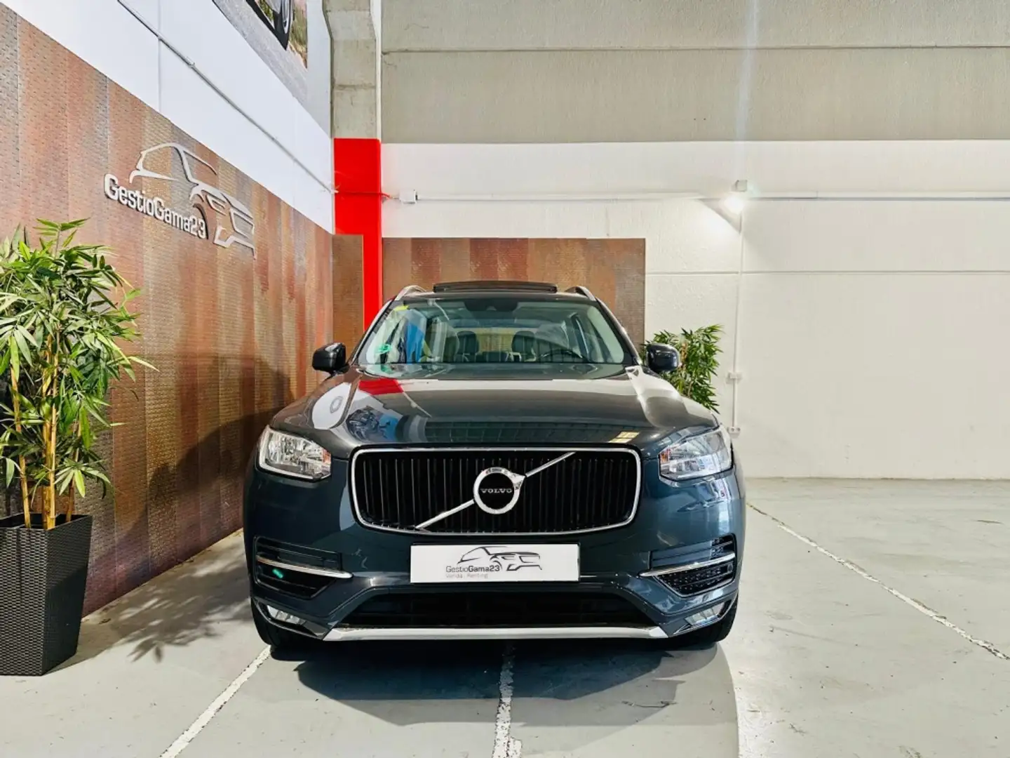 Volvo XC90 D5 Momentum 7pl. AWD 235 Aut. Grijs - 1