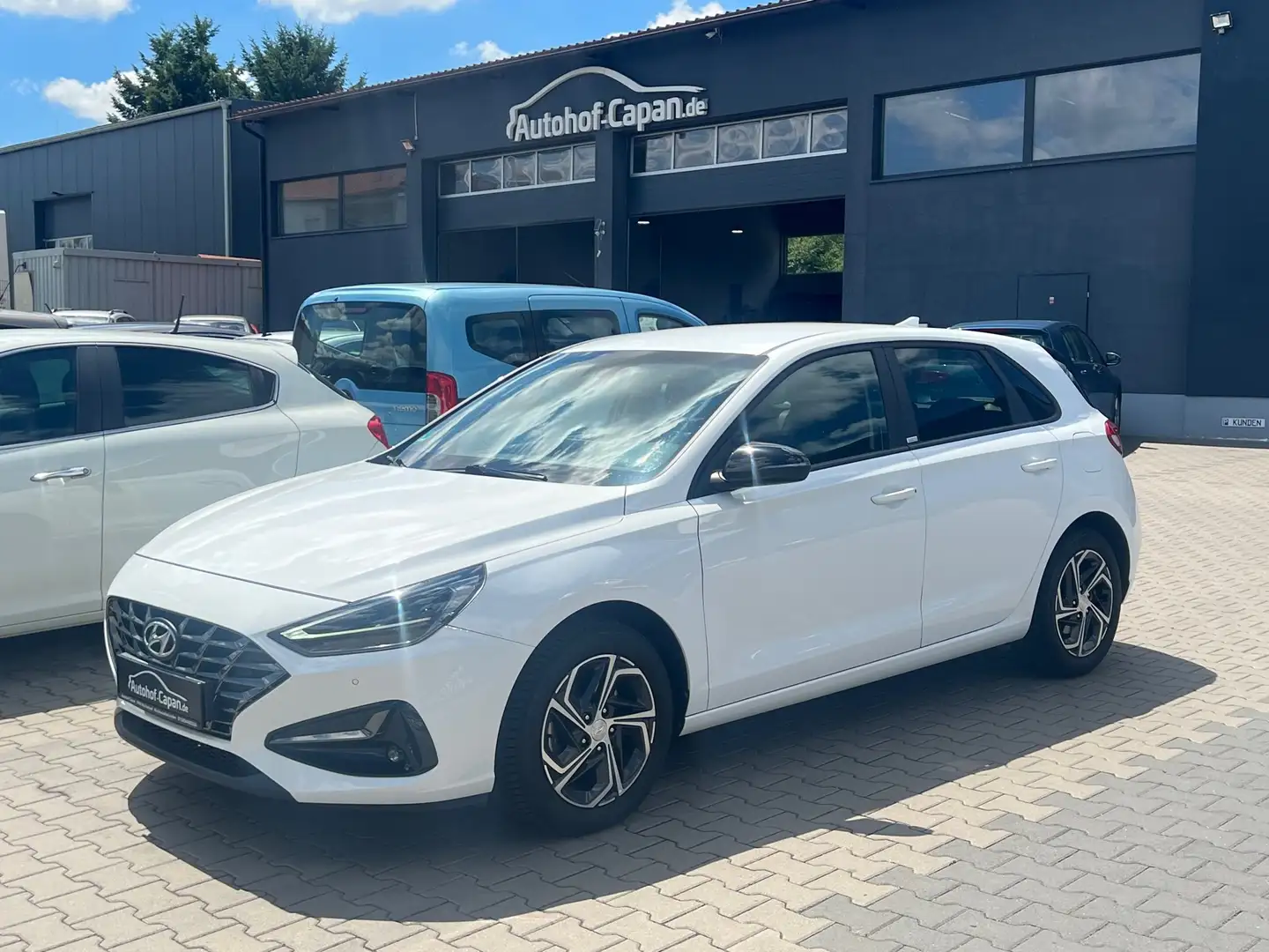 Hyundai i30 i30 Intro Edition/Navi/Kamer/Eu6/1Ha/SHZ/LHZ/PDC Weiß - 1