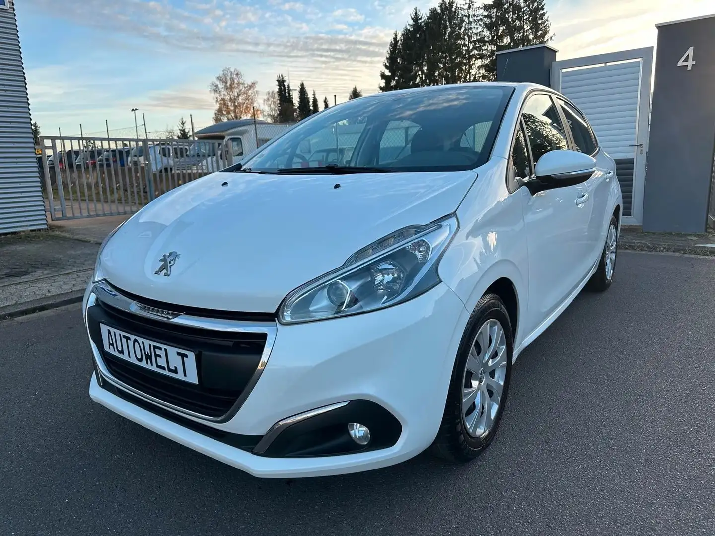 Peugeot 208 1.2 Active LED Klimaanlage 1 Hand PDC - 1