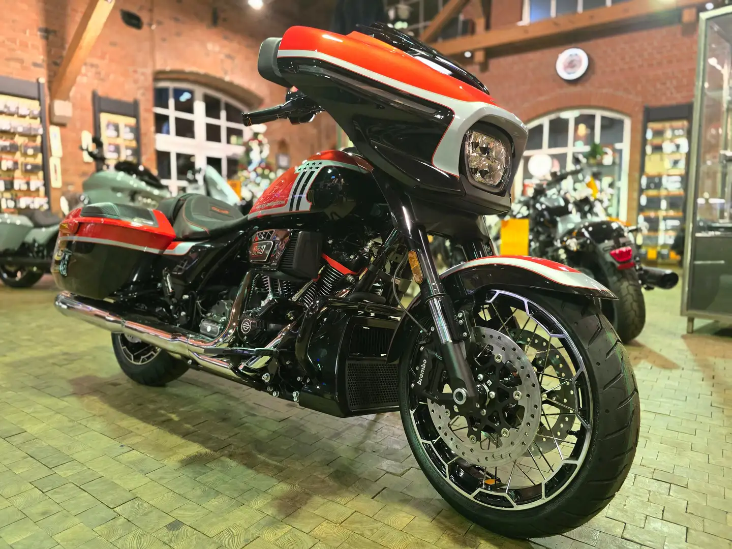 Harley-Davidson Street Glide FLHXSE CVO Street Glide Arancione - 2