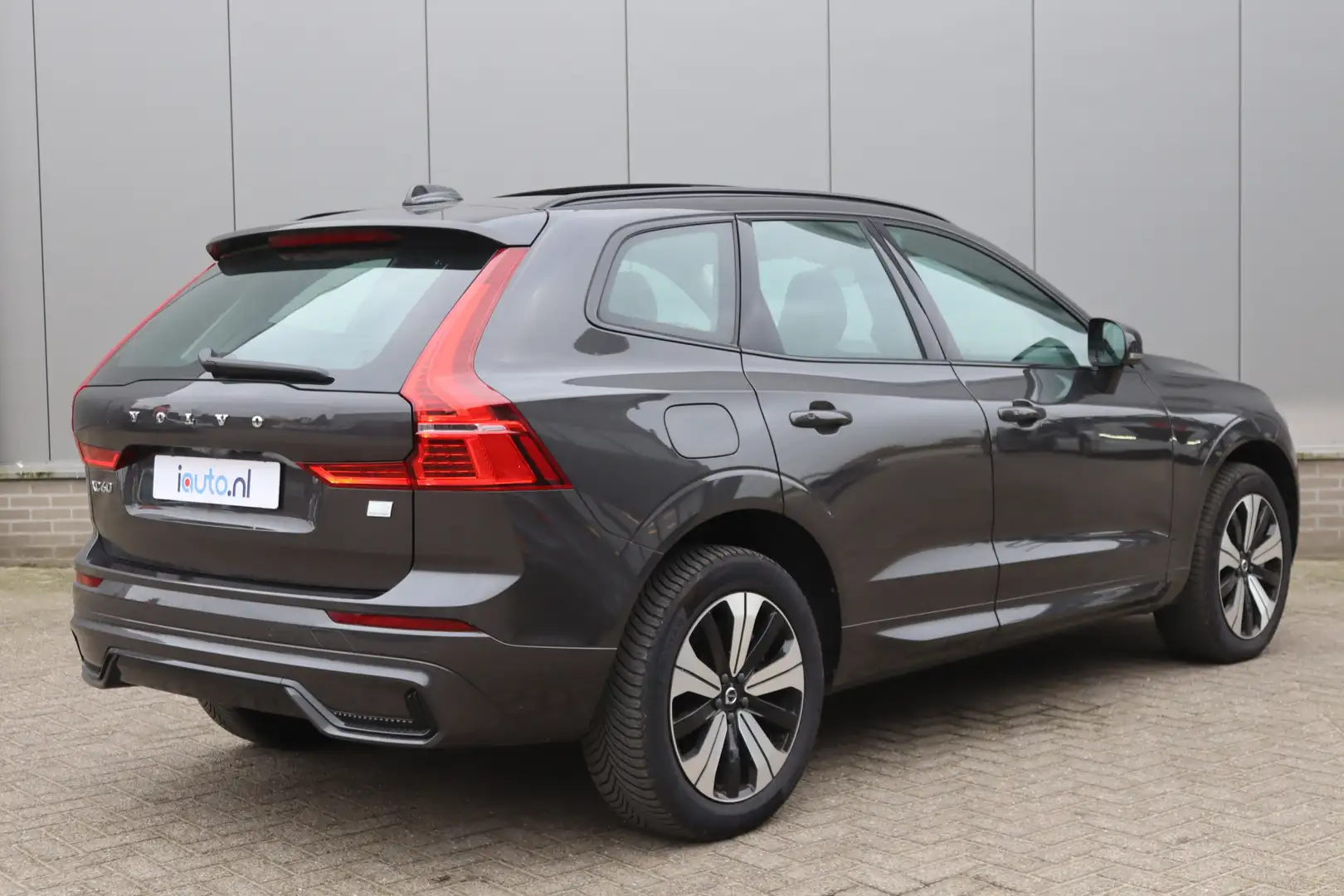 Volvo XC60 2.0 Recharge T6 AWD Plus Dark Pano/LED/Leder/Elek. Gris - 2