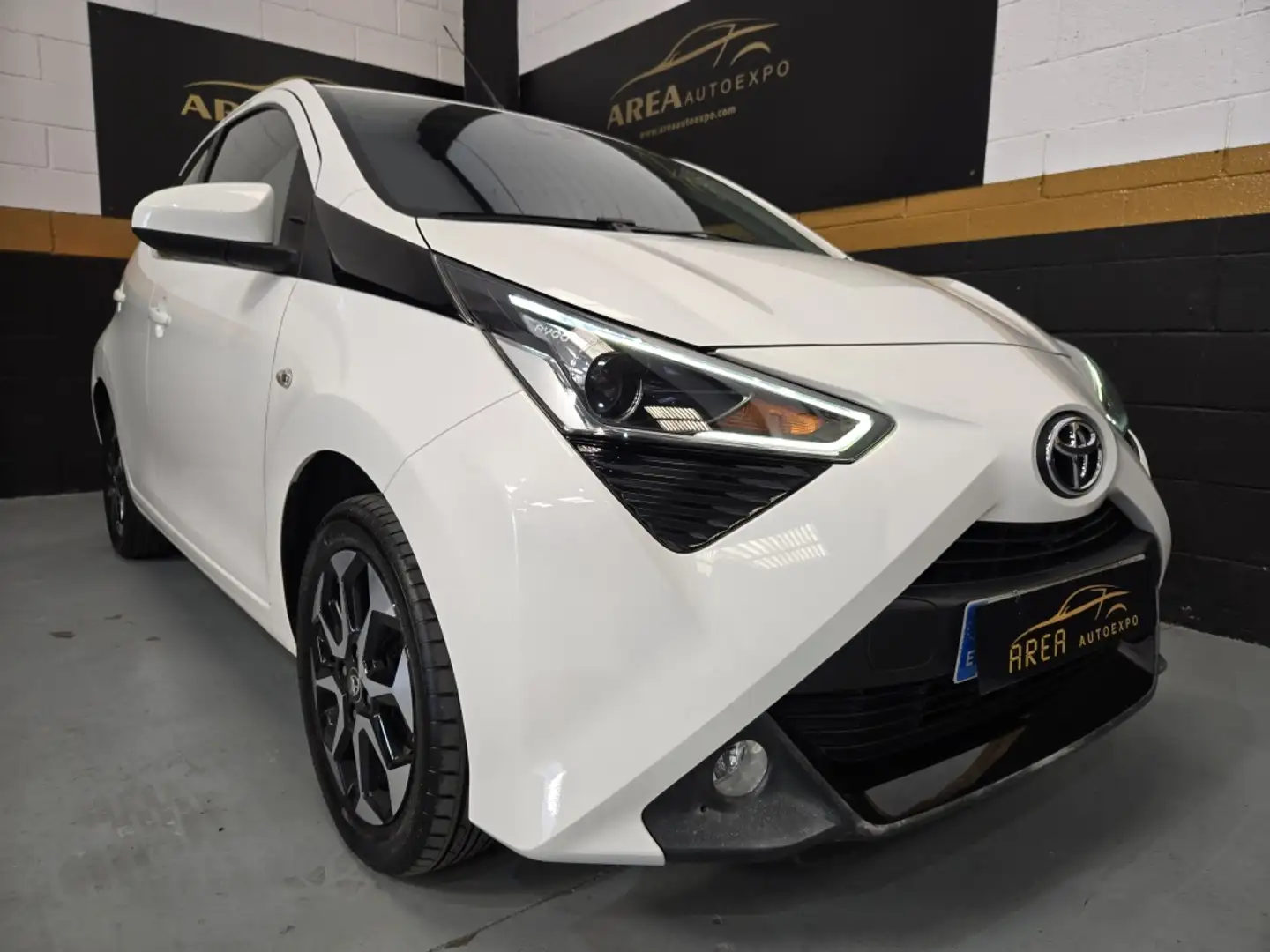 Toyota Aygo 70 x-play Wit - 2