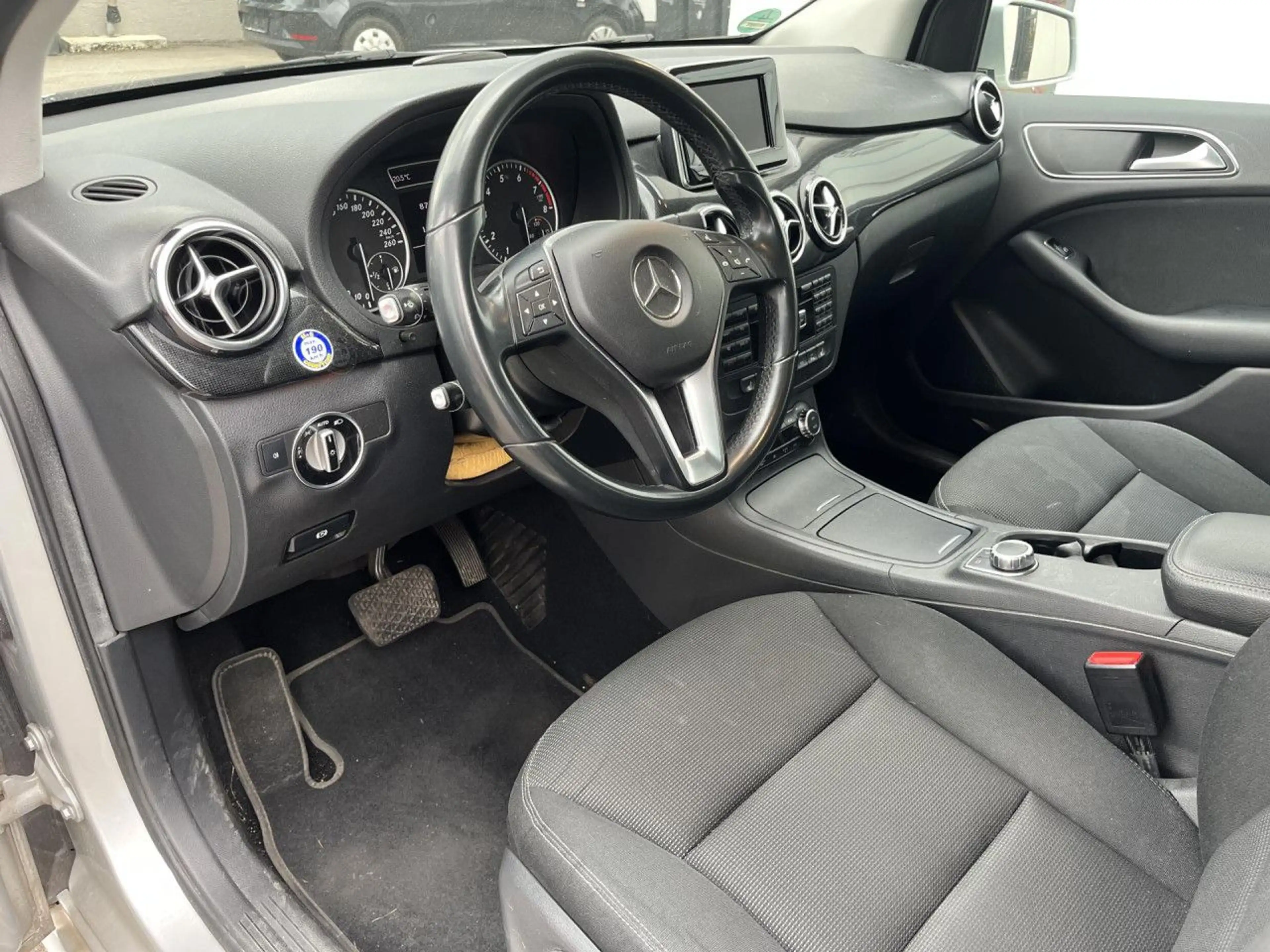 Mercedes-Benz B 200 7G-DCT AHK App Sitzheizung Xenon PDC — photo 9