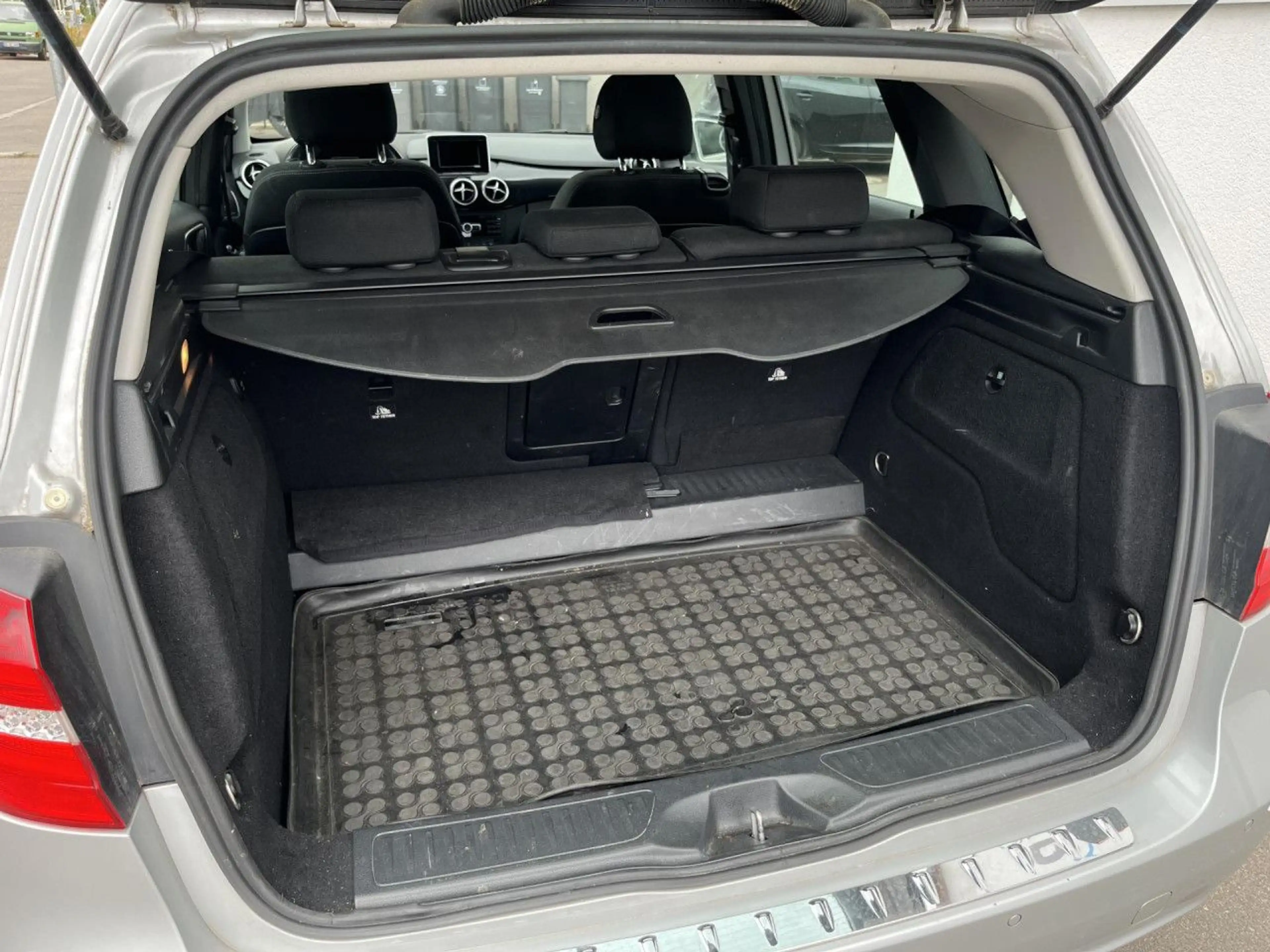 Mercedes-Benz B 200 7G-DCT AHK App Sitzheizung Xenon PDC — photo 14