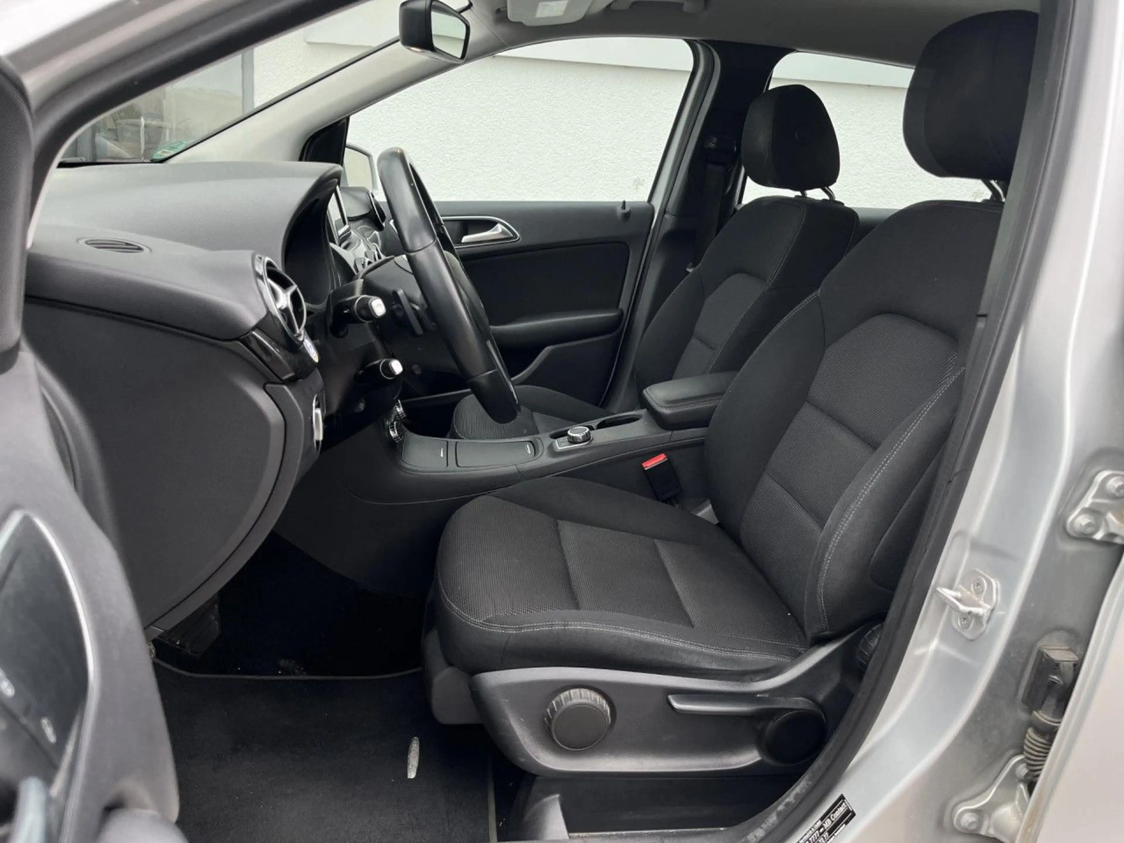 Mercedes-Benz B 200 7G-DCT AHK App Sitzheizung Xenon PDC — photo 12